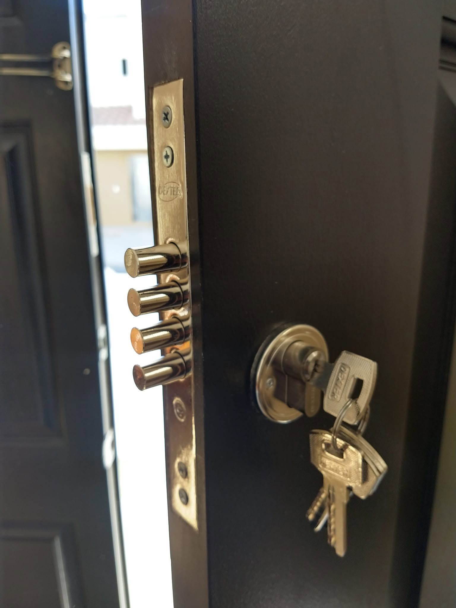 Cerradura multipunto de alta seguridad instalada por Cerrajería LR en una puerta de acceso