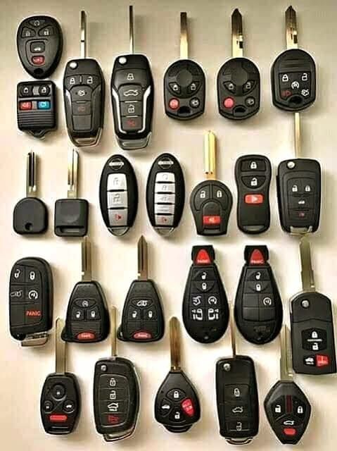 Llaves con chip y controles de distintas marcas de autos